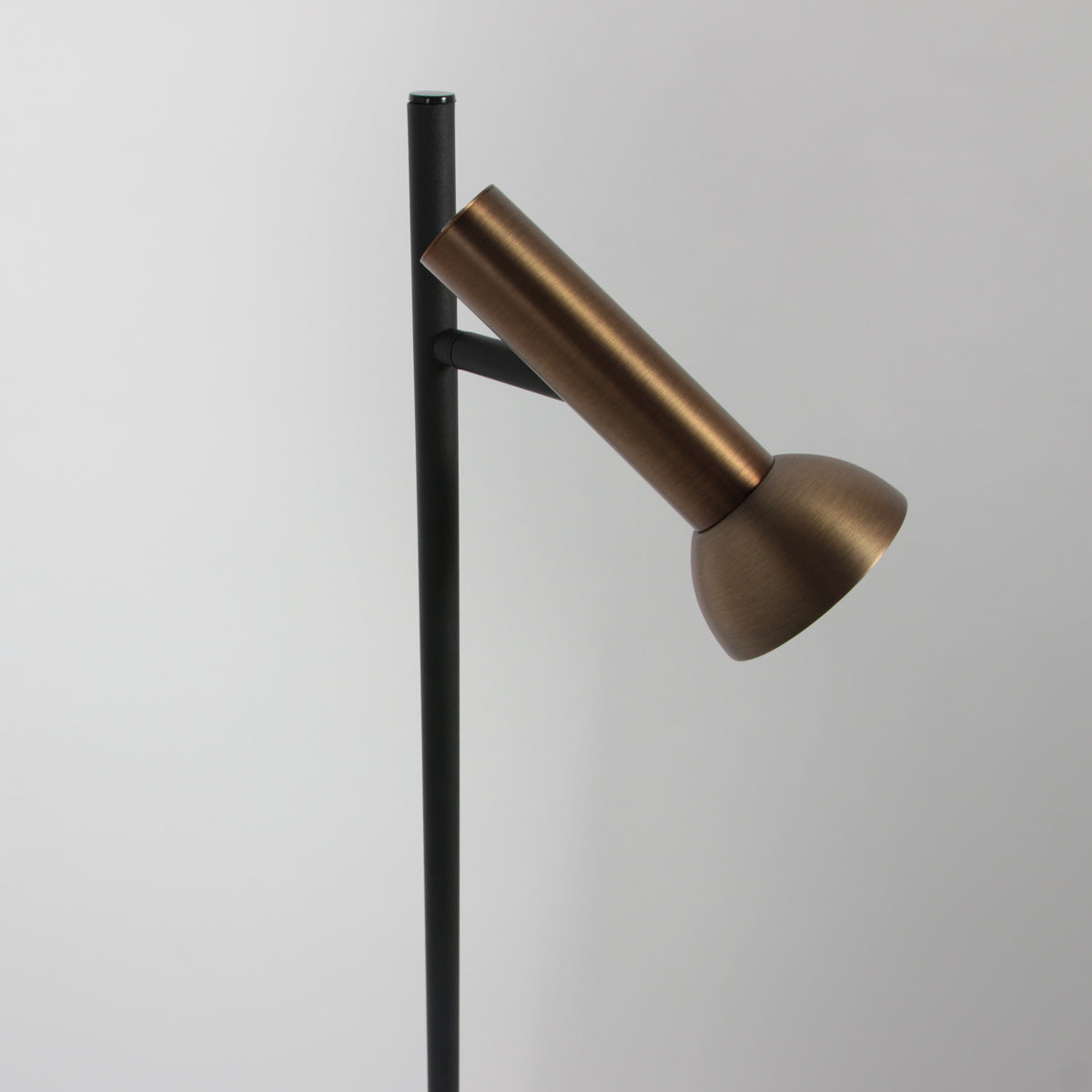 slanke-leeslamp-zwart-met-bronzen-lichtpunt-mexlite-kora-variant-image3