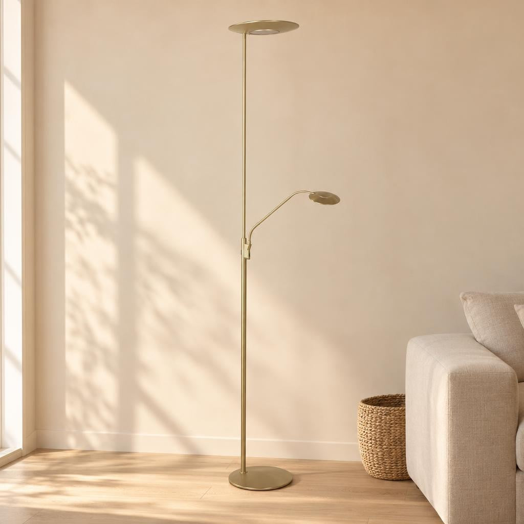 Mosazná stojací lampa Zenith 2 s uplight a čtecím ramenem – fotografie v interiéru