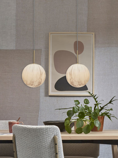 goudkleurige-hanglamp-dessinbol-middelgroot-its-about-romi-carrara-variant-image4