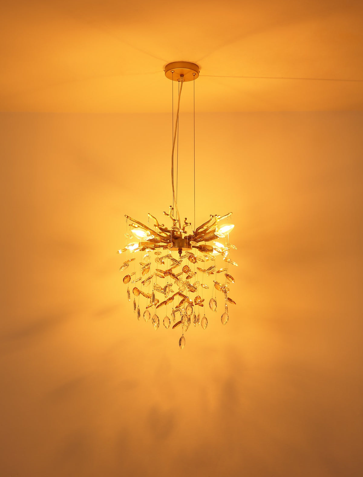 Pequeno lustre de cristal dourado – imagem 4