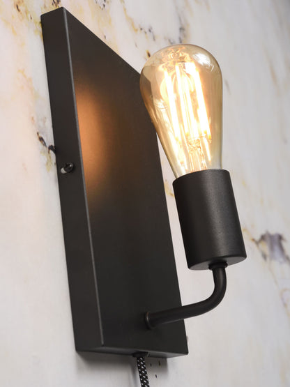 minimalistische-rechthoekige-zwarte-wandlamp-its-about-romi-madrid-variant-image3