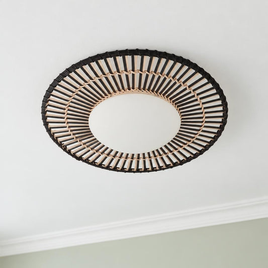 Rund Aura loftlampe i sort bambus og glas – stemningsbillede