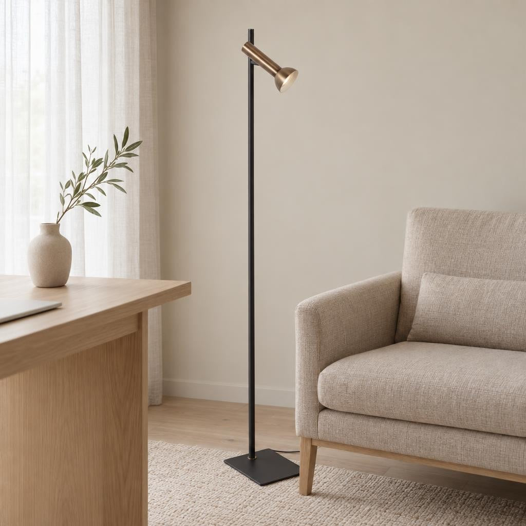Vitka crna podna lampa s brončanim detaljem Mexlite Kora – ambijentalna fotografija