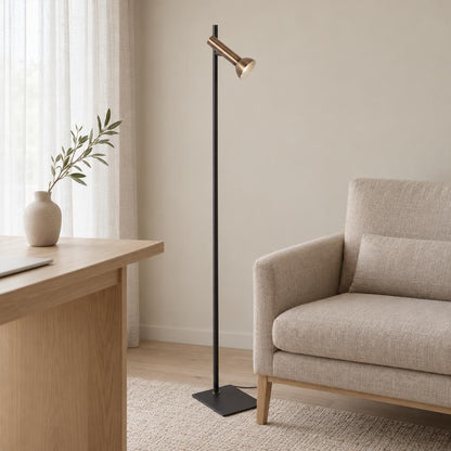 Vitka crna podna lampa s brončanim detaljem Mexlite Kora – ambijentalna fotografija