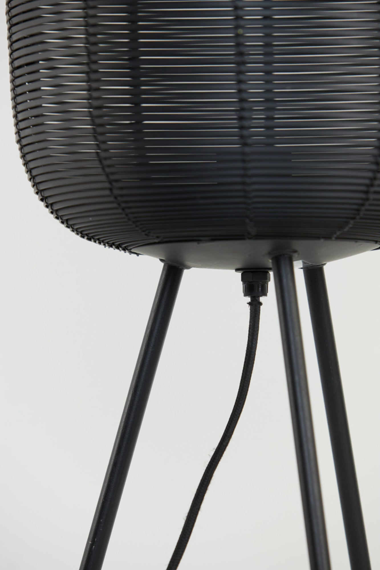 zwarte-driepoot-draad-tafellamp-light-living-tomek-variant-image5