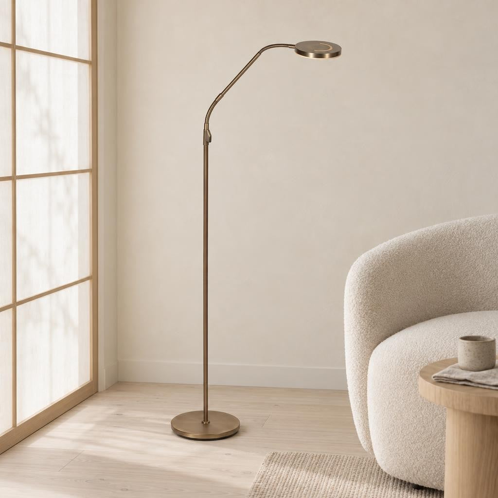 Bronzová stojací lampa Soleil 2 s otočnou hlavou – fotografie v interiéru