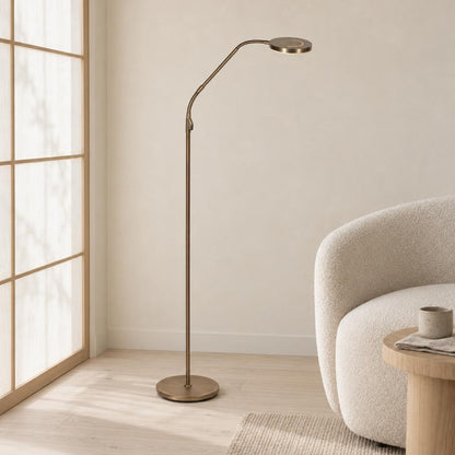 Bronzová stojací lampa Soleil 2 s otočnou hlavou – fotografie v interiéru