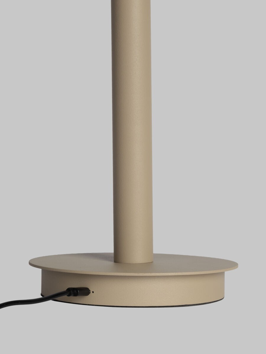 Lampada da terra in alluminio color sabbia elegante It's About RoMi Milano – immagine 5