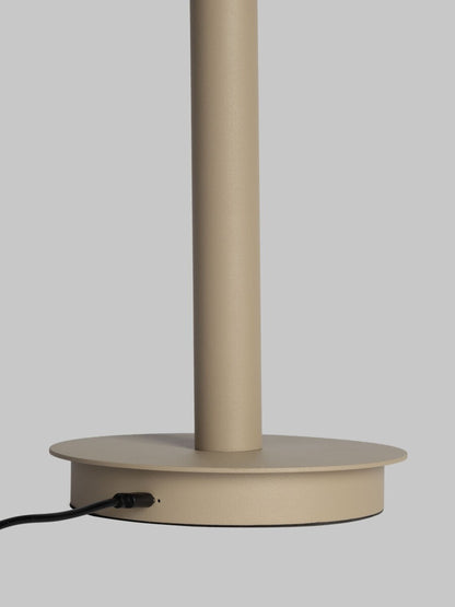 Lampada da terra in alluminio color sabbia elegante It's About RoMi Milano – immagine 5