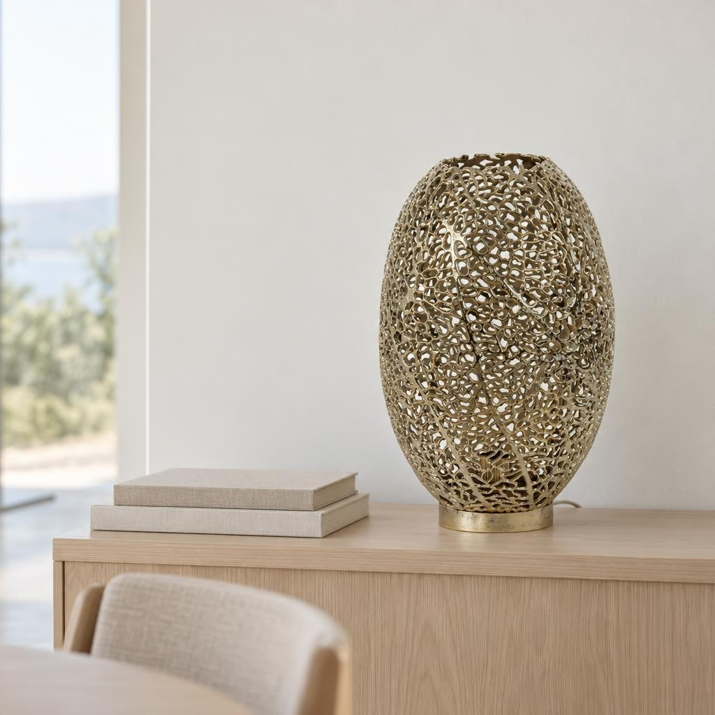 Zlatá kulová stolní lampa Sinula Light & Living – fotografie v interiéru