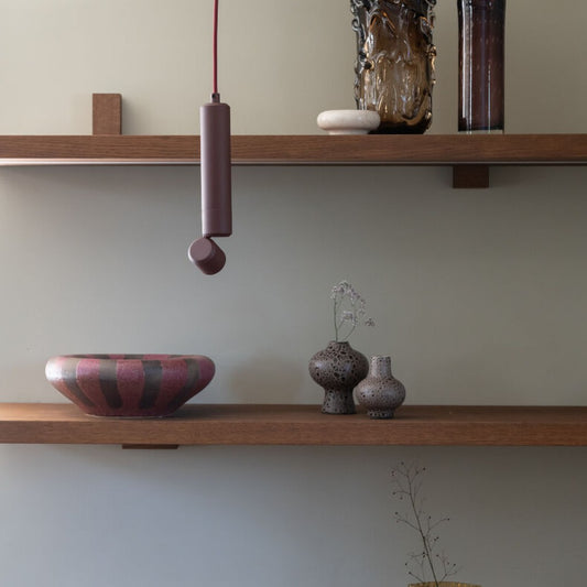Bordeauxrode aluminium hanglamp met richtbare spot It's About RoMi Milan – sfeerbeeld