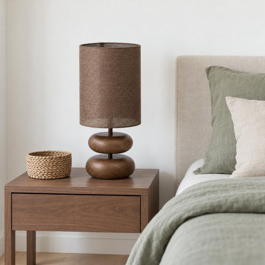 Beige och brun bordslampa i japandi-stil Danialo – miljöbild
