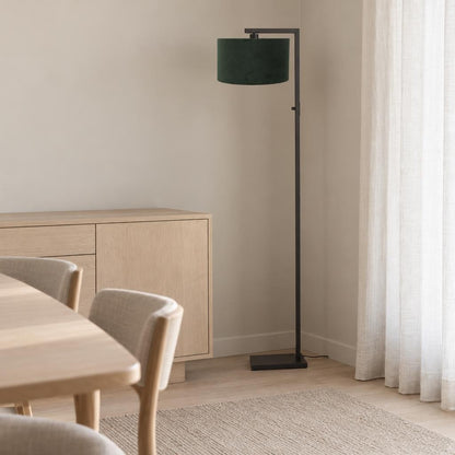 zwarte-moderne-vloerlamp-met-groene-kap-steinhauer-stang-ai-sfeer_image