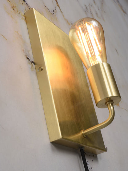 rechthoekige-minimalistische-wandlamp-goud-its-about-romi-madrid-variant-image3
