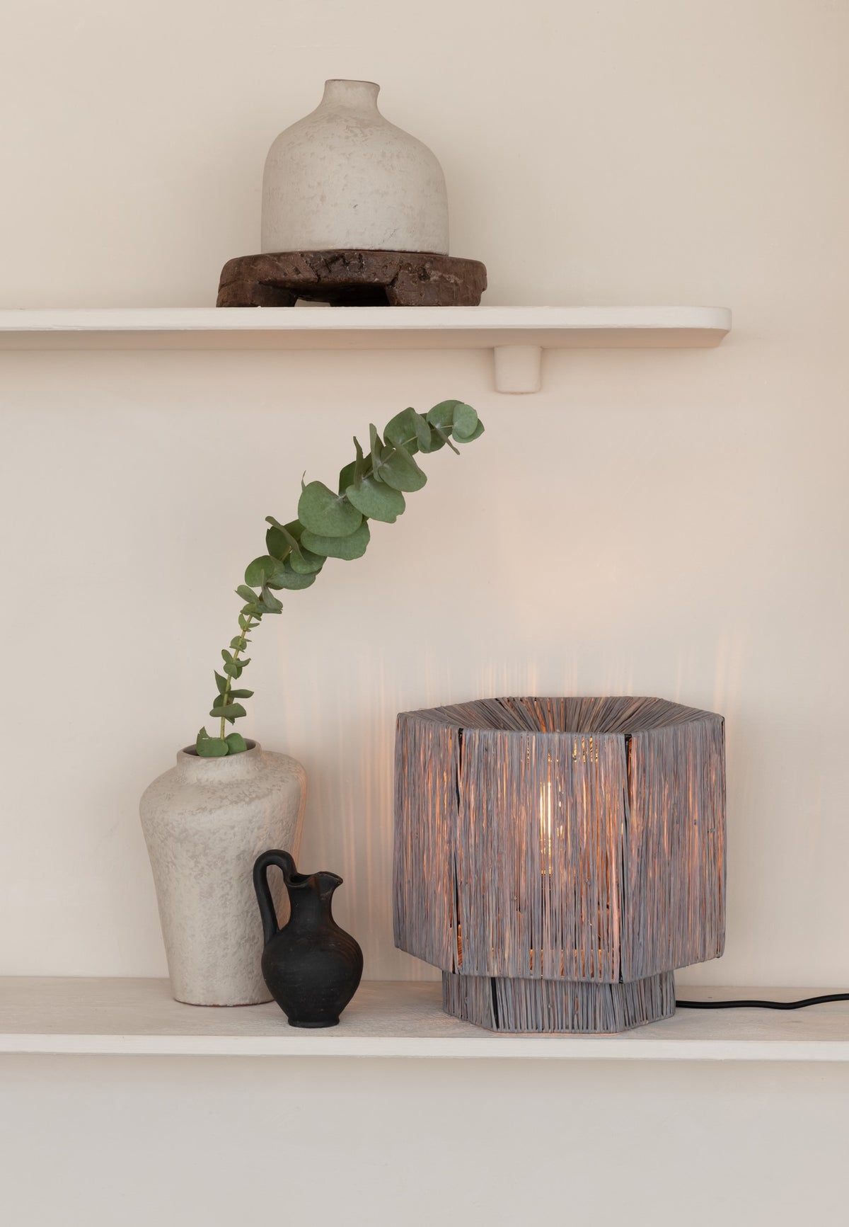Piccola lampada da tavolo in rafia grigia GOOD&MOJO Panama – immagine 3