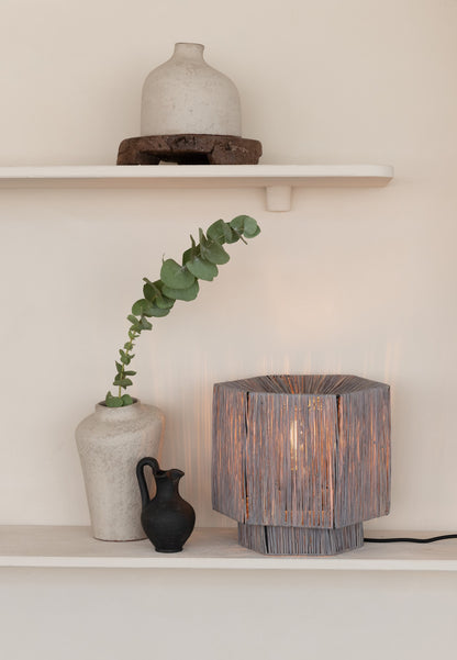 Piccola lampada da tavolo in rafia grigia GOOD&MOJO Panama – immagine 3