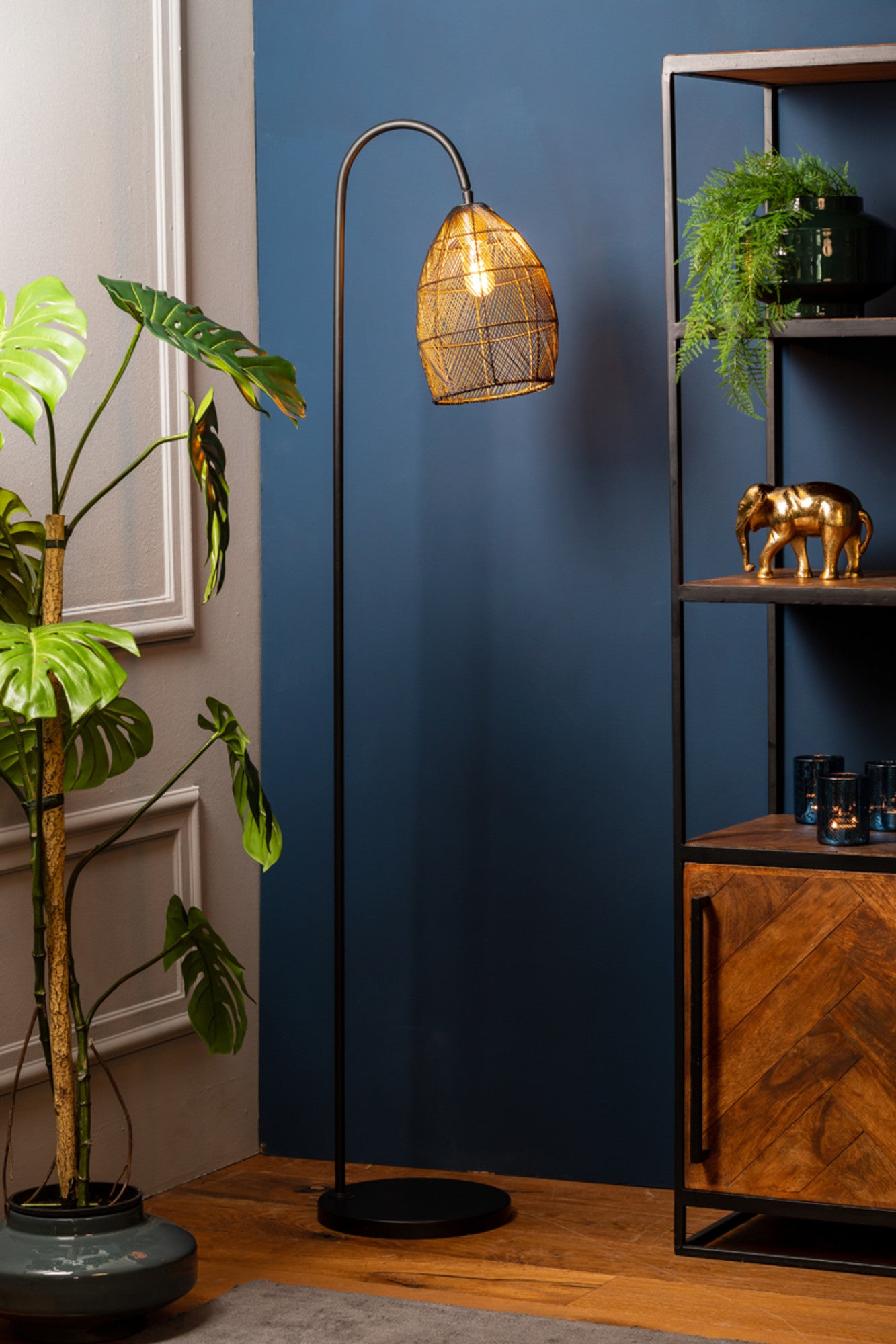 zwart-metalen-staande-lamp-met-draadkap-light-living-meya-variant-image3