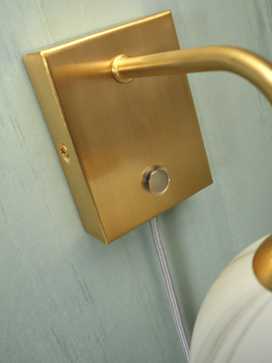 goudkleurige-wandlamp-dessinbol-gebogen-its-about-romi-carrara-variant-image5