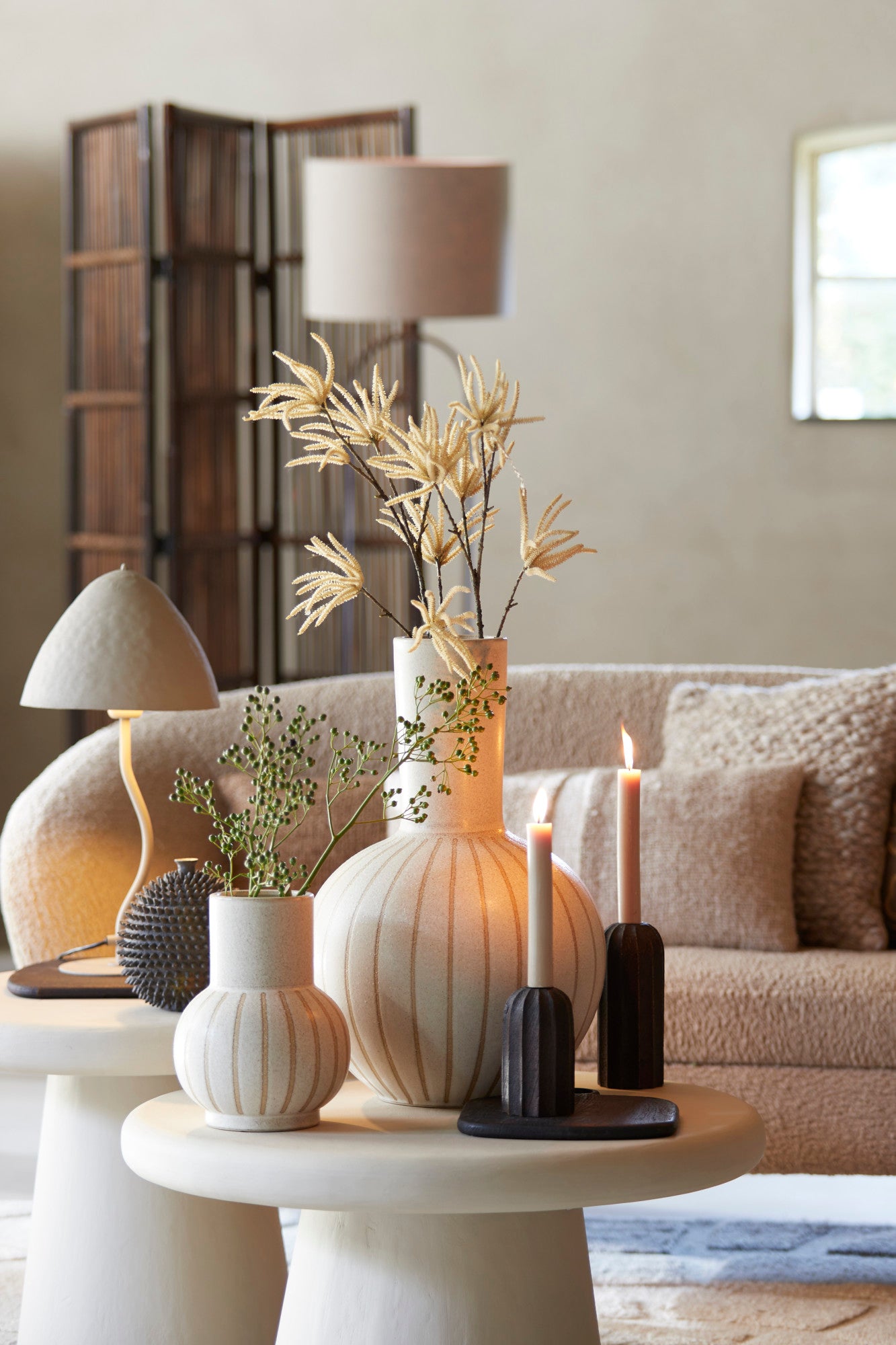 moderne-beige-tafellamp-ronde-lampenvoet-light-living-elimo-variant-image4