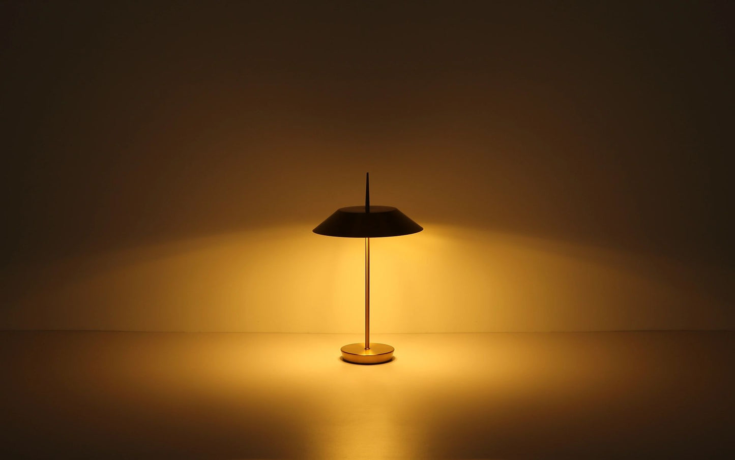 elegante-metalen-tafellamp-met-messingafwerking-brenlor-variant-image4