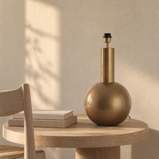 Brončano metalno postolje stolne lampe Light & Living BENAO – ambijentalna fotografija