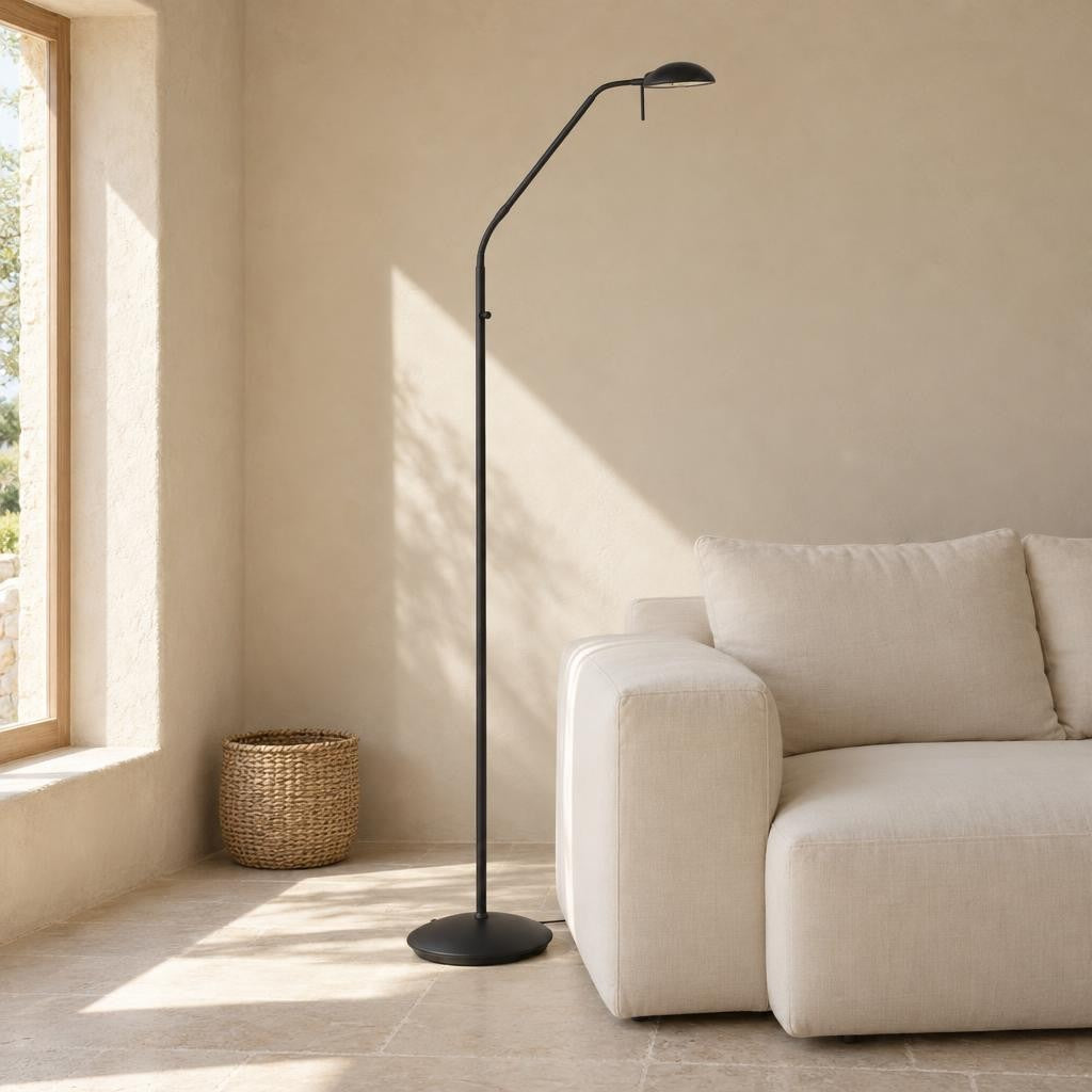 Juodas grindų šviestuvas „Mexlite Curtis“ su lanksčia svirtimi – interjero nuotrauka