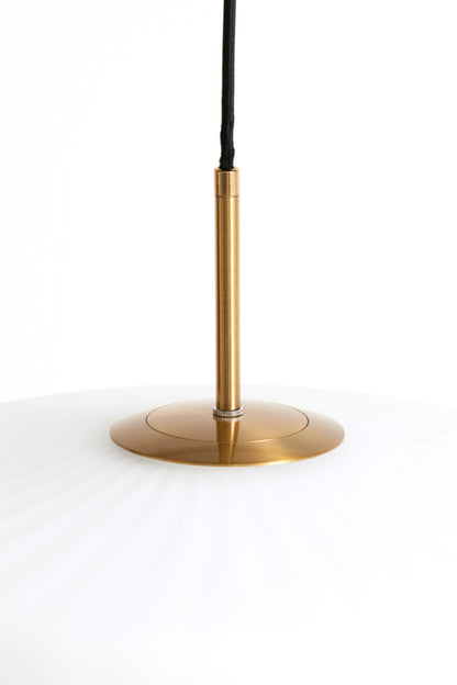 retro-wit-met-gouden-hanglamp-light-living-pleat-variant-image3
