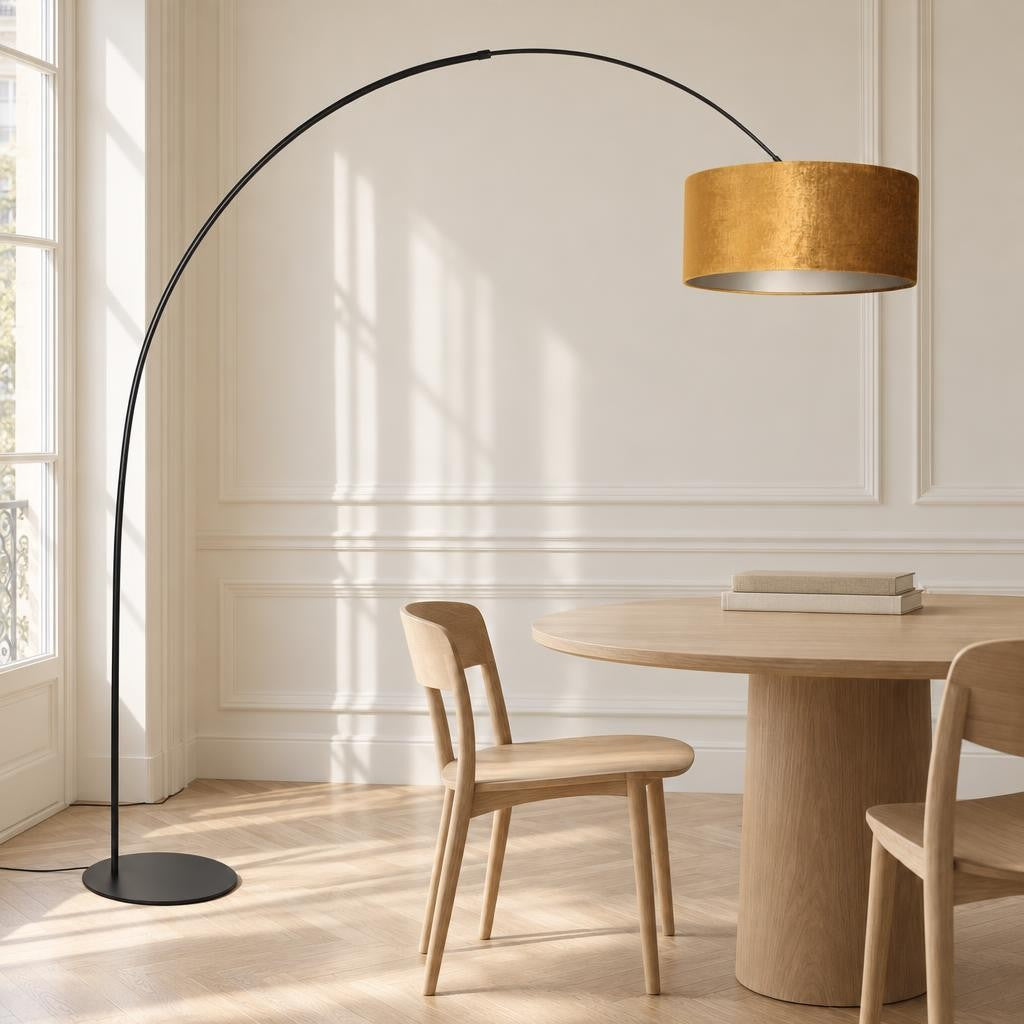 Curve booglamp zwart met gouden velvet kap – Anne Lighting – sfeerbeeld