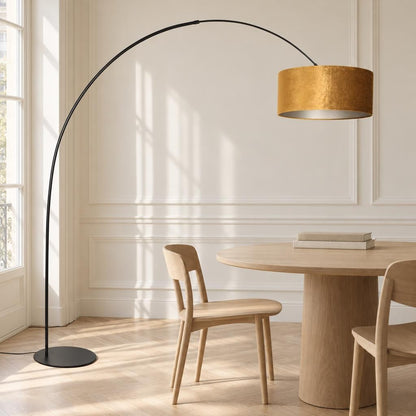 Curve booglamp zwart met gouden velvet kap – Anne Lighting – sfeerbeeld