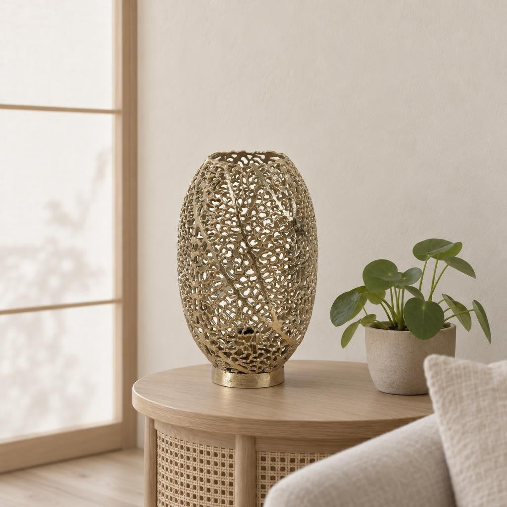 Zlatá otevřená stolní lampa Light & Living Sinula – fotografie v interiéru