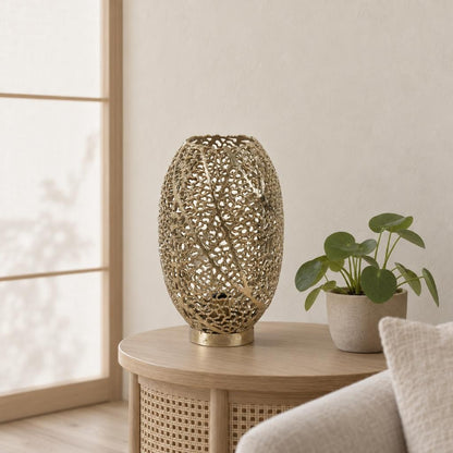 Zlatá otevřená stolní lampa Light & Living Sinula – fotografie v interiéru