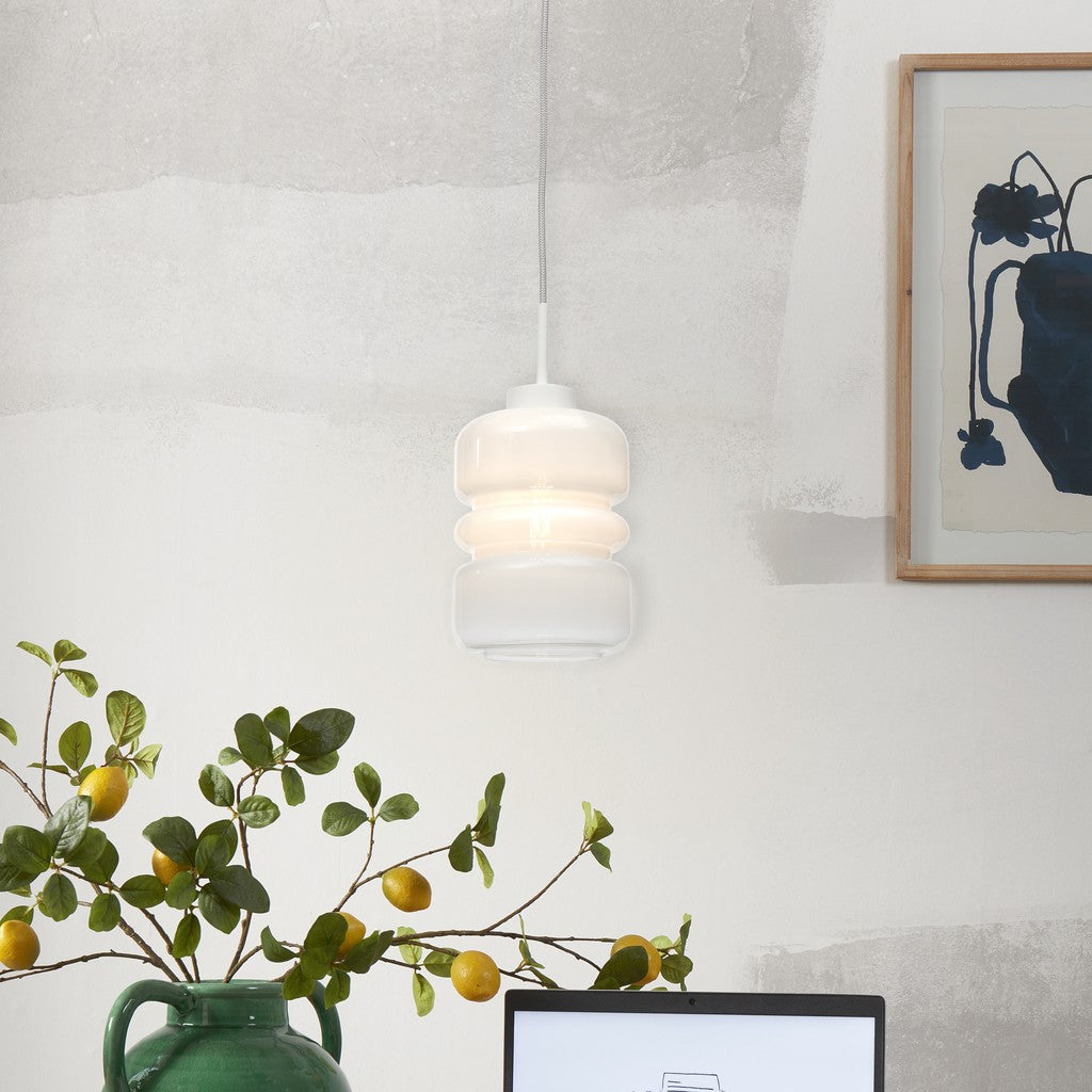 witte-klassieke-glazen-metalen-hanglamp-its-about-romi-verona-ai-sfeer_image