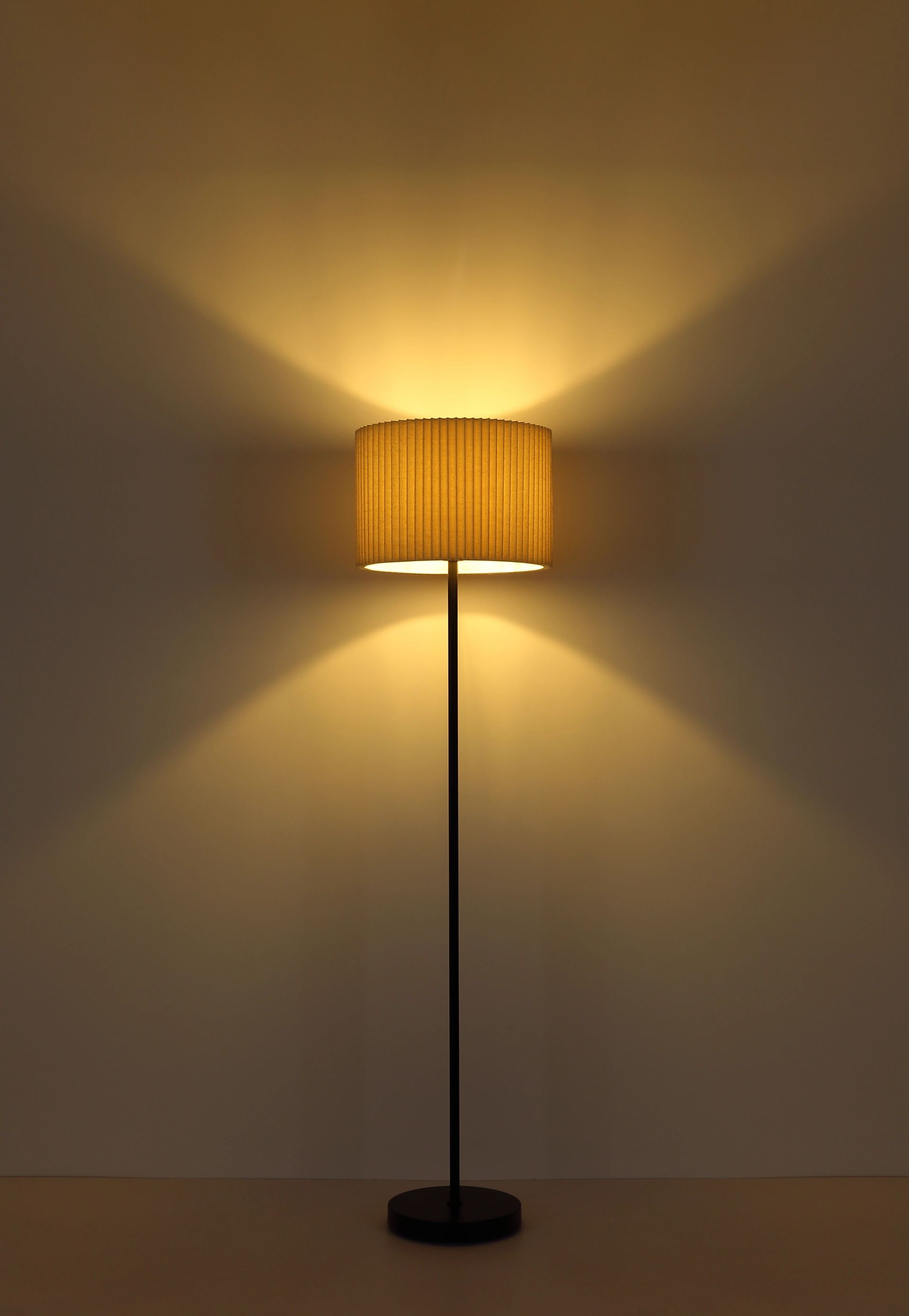 vloerlamp-met-textiele-kap-en-elegant-design-page-variant-image5