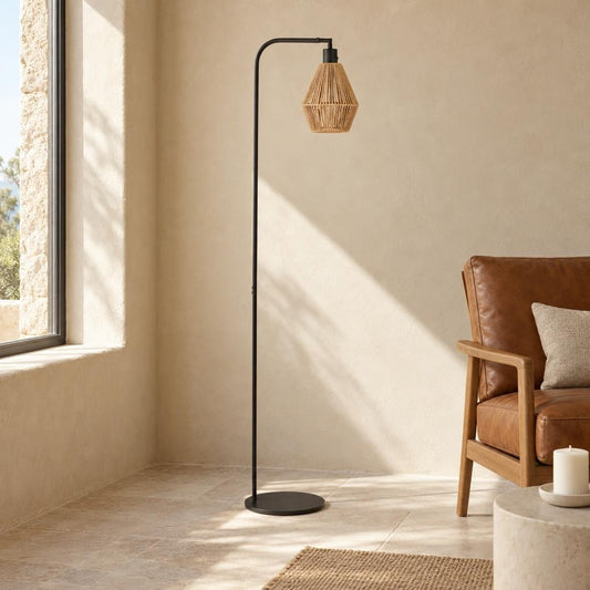 Czarna minimalistyczna lampa podłogowa z abażurem Steinhauer Stang – zdjęcie aranżacyjne
