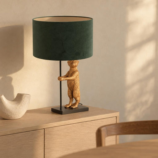 Lampa stołowa Animaux z surykatką i zielonym welurowym kloszem – zdjęcie aranżacyjne