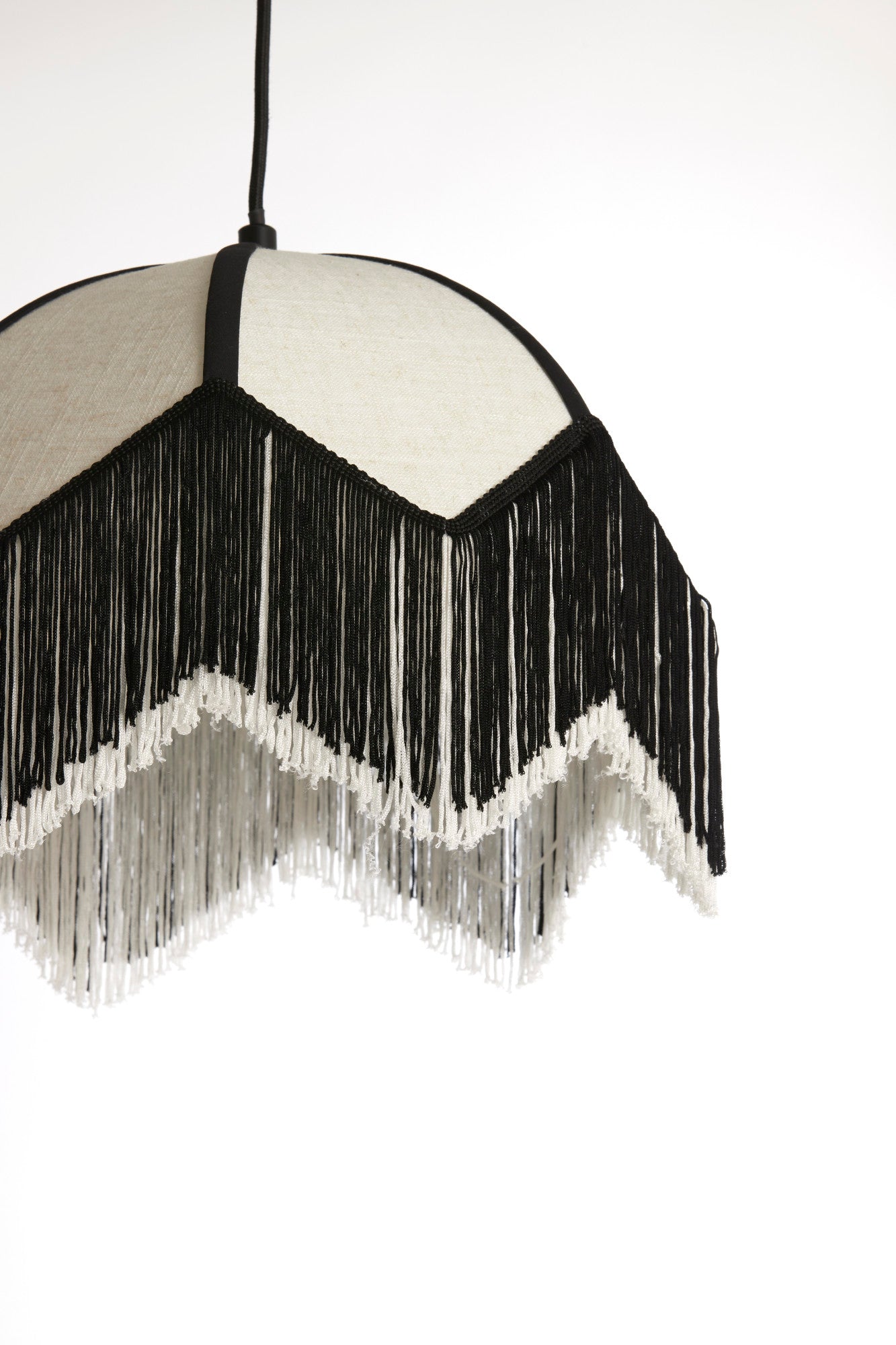 zwart-witte-hanglamp-met-franje-afwerking-light-living-sulina-variant-image6