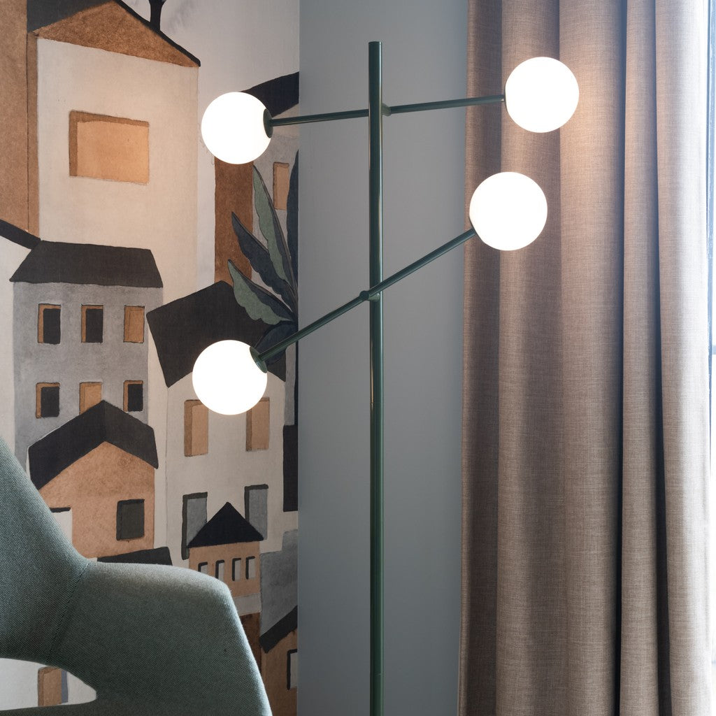 Subtílna zelená sklená stojaca lampa 4 svetlá It's About RoMi Kodaň – fotografia v interiéri