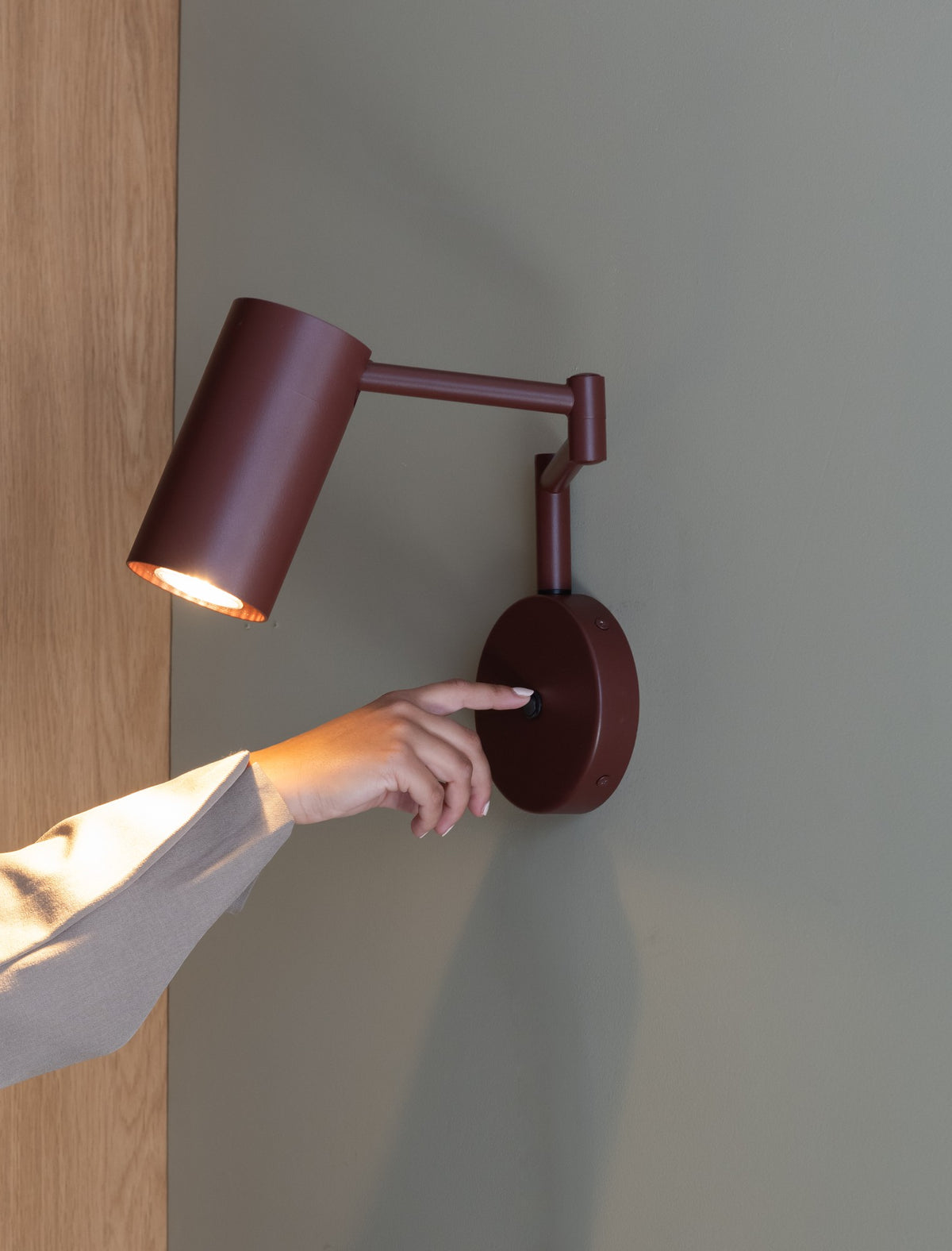 Bordeauxrode metalen wandlamp met kokerkap It's About RoMi Bilbao – afbeelding 3