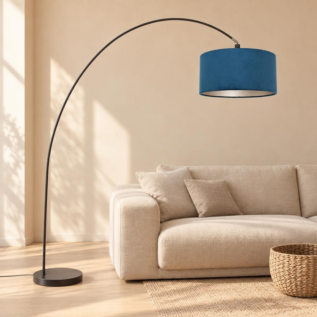 Båggolvlampa Solva i svart med blå lampskärm – miljöbild