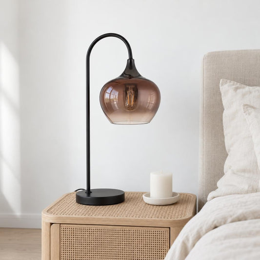 MAXY – elegancka lampa stołowa z czerwonym szklanym kloszem – zdjęcie aranżacyjne
