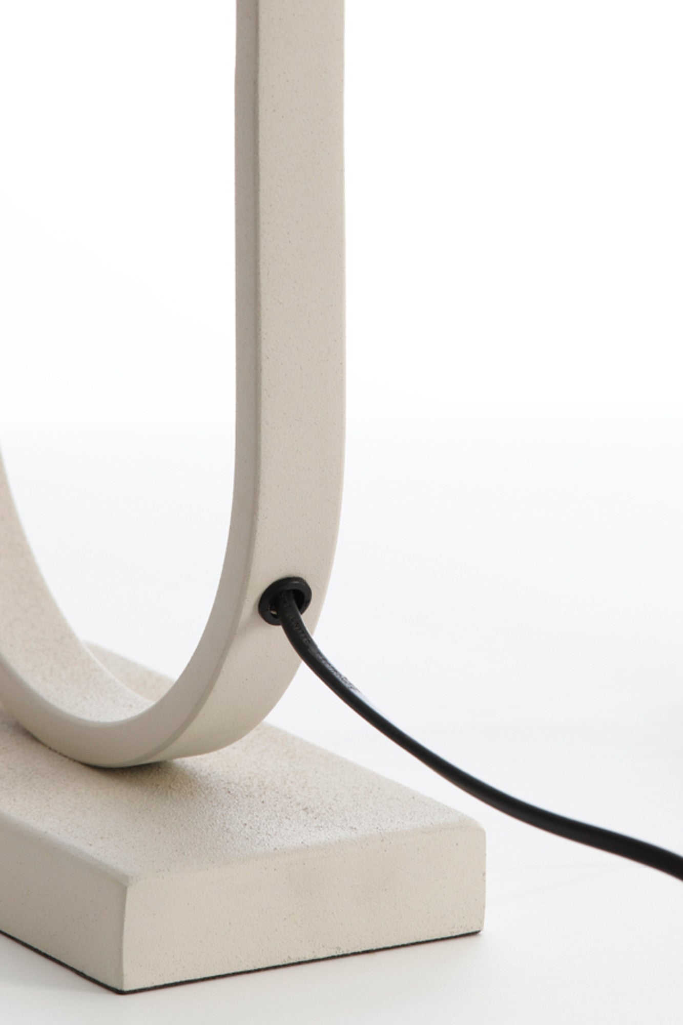 ovaalvormige-witte-lampenvoet-light-living-jamiri-variant-image5