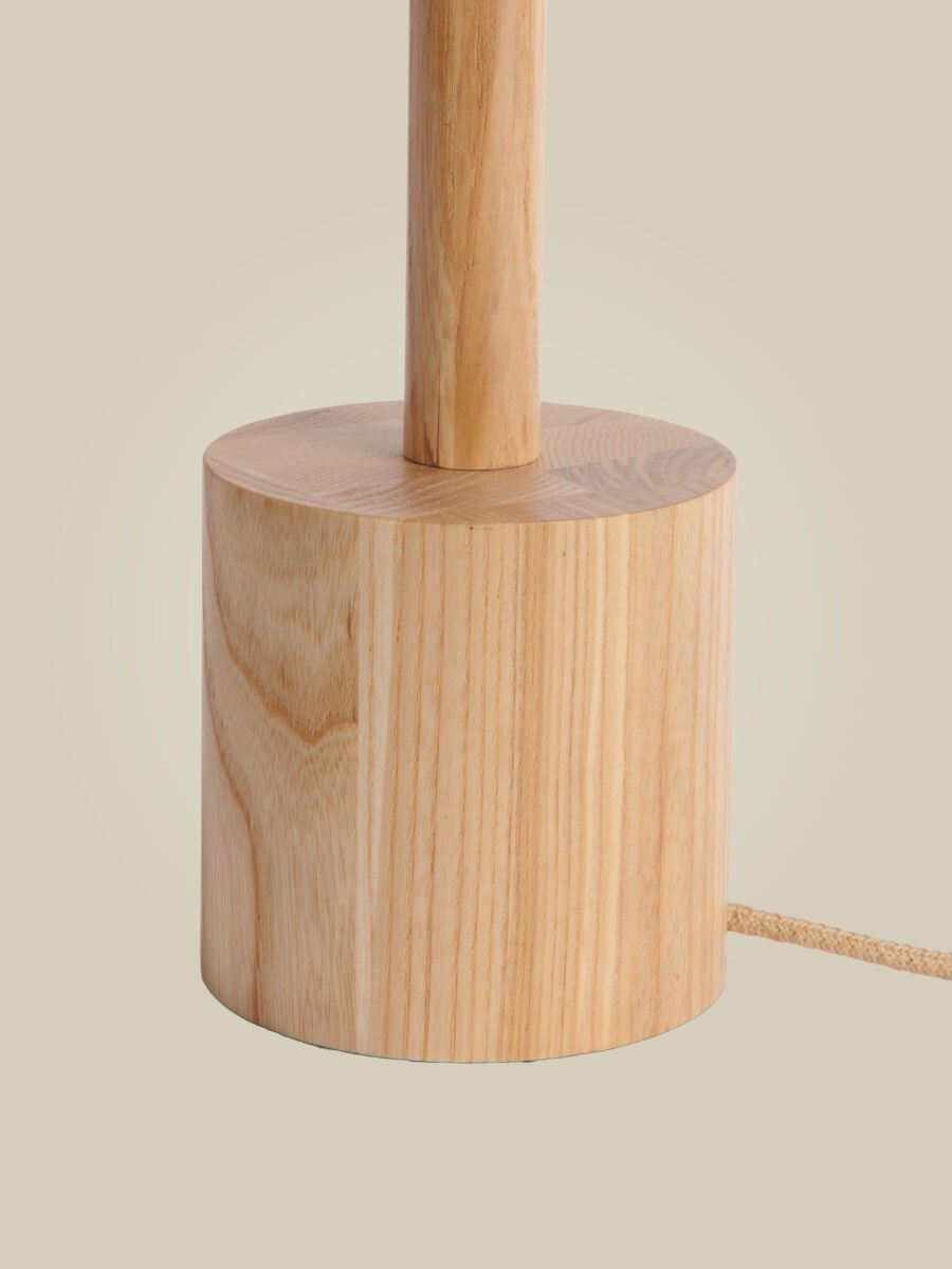 Lampada da tavolo in legno di frassino naturale caratterizzata GOOD&MOJO Okinawa – immagine 3