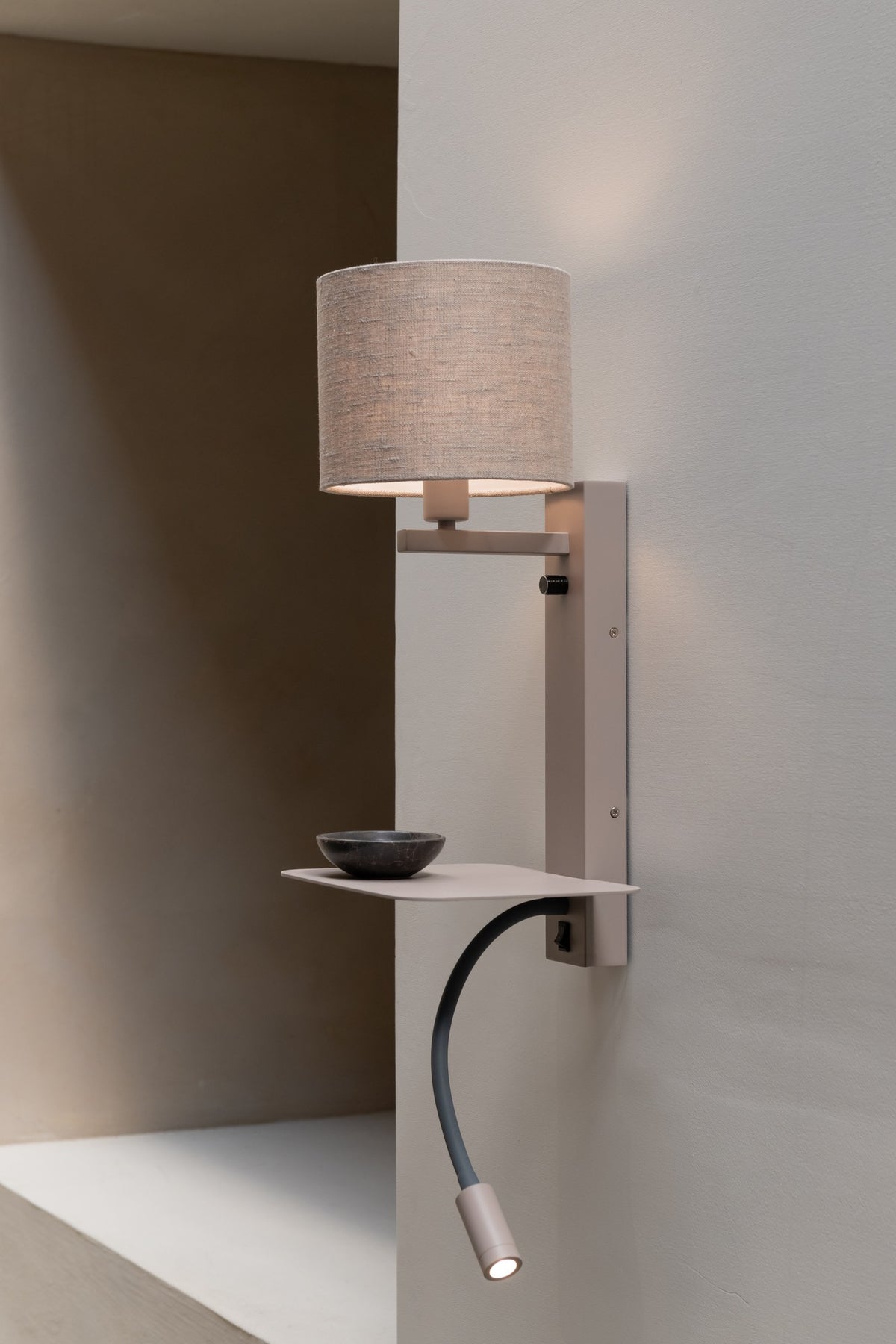 Grande lampada da parete in lino color sabbia e taupe It's About RoMi Florence – immagine 3