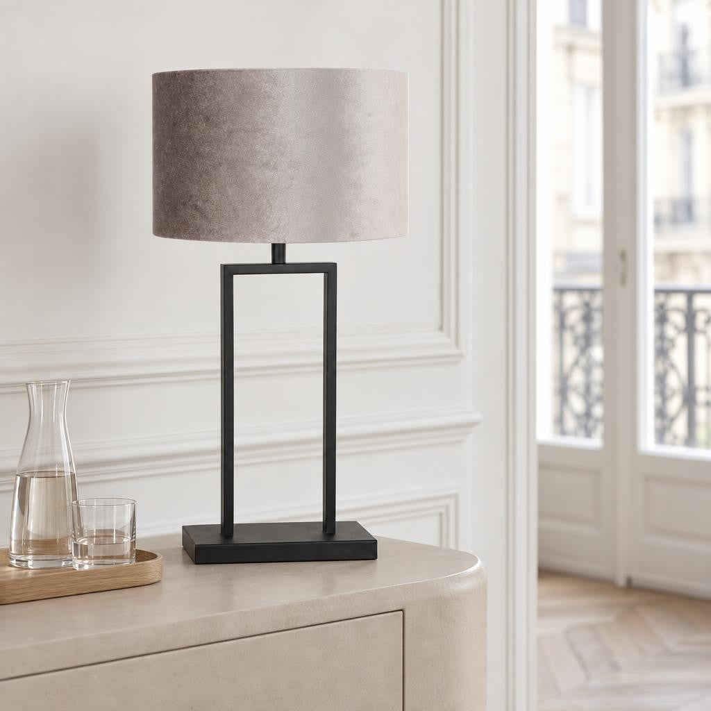 Industrialna czarna lampa stołowa Steinhauer Stang z szarym kloszem – zdjęcie aranżacyjne