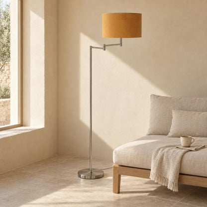 Stojací lampa Mexlite Bella z oceli se zlatým stínidlem – fotografie v interiéru