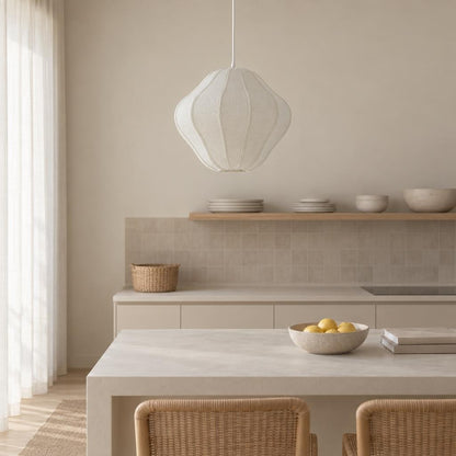 Witte stoffen hanglamp Light & Living Sukau – sfeerbeeld
