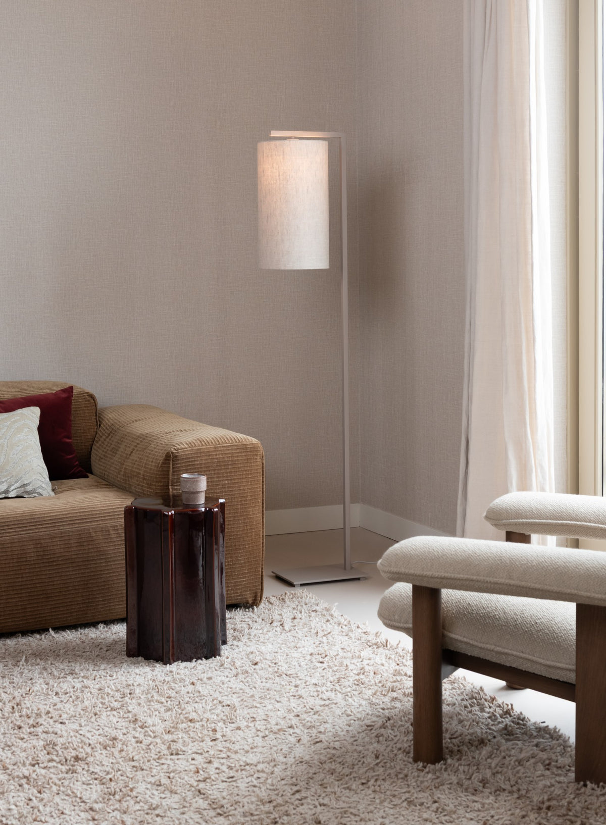 Lampada da terra in lino beige e naturale It's About RoMi Boston – immagine 1