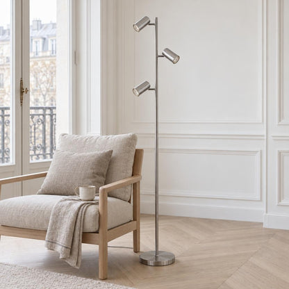 Nikkelfarvet gulvlampe Obolg Robby med 3 spots – stemningsbillede