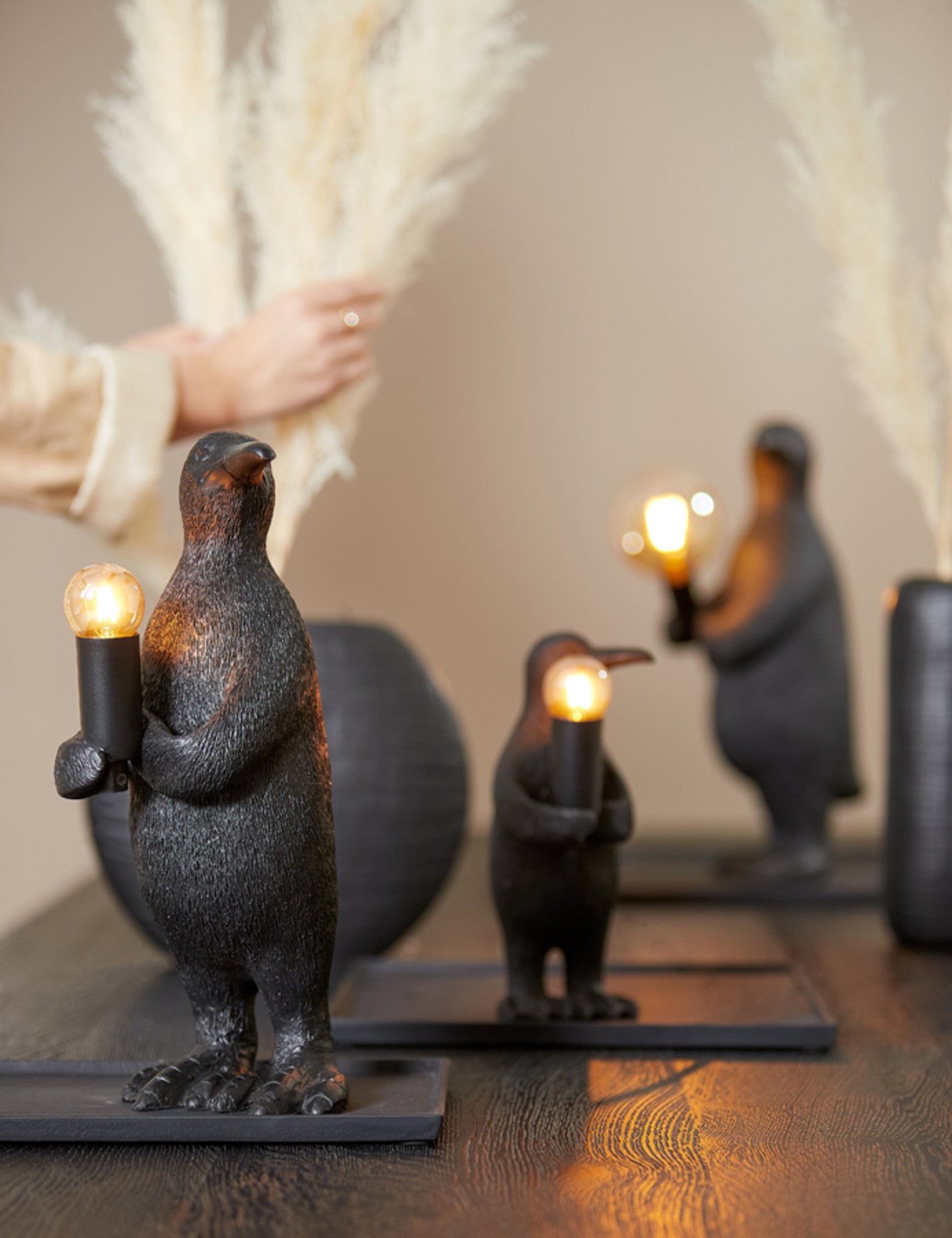 moderne-tafellamp-zwarte-pinguin-light-living-penguin-variant-image4