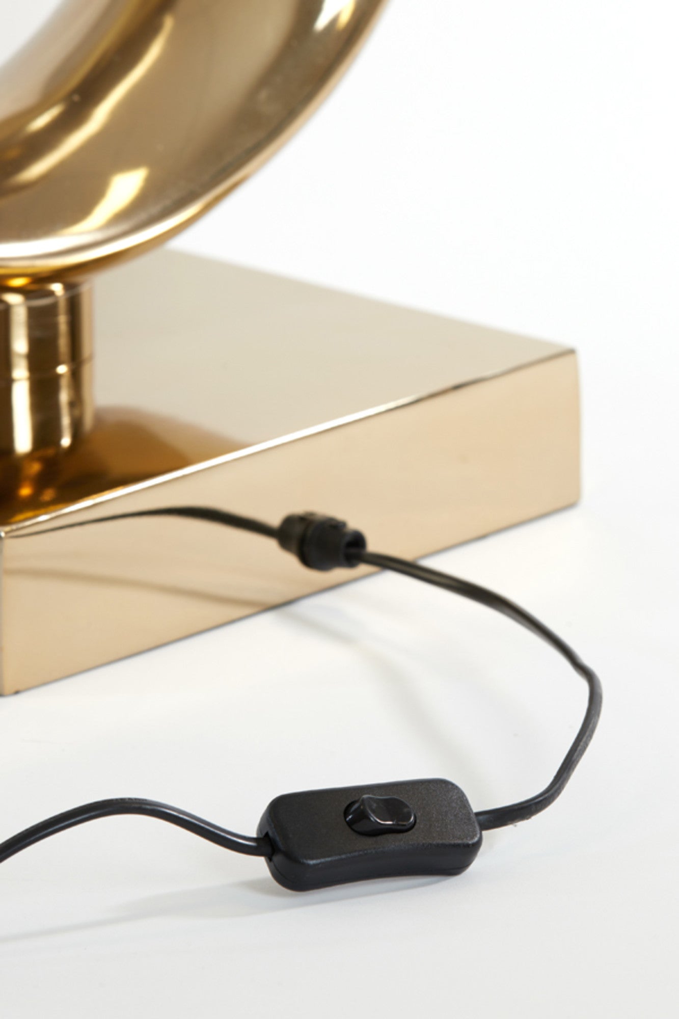 goudkleurige-designlamp-basis-light-living-maan-variant-image6